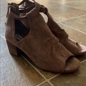 Mauve colored strappy sandals! Very good condition